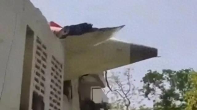 印度一波音787客机坠毁机上242人、地面5名学生遇难！我驻(🙀)印度使馆：机上无中国籍乘客
